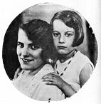Die fünfjährige Hannie mit ihrer Mutter, 1930. ("Child of Two Worlds", S. 122) 