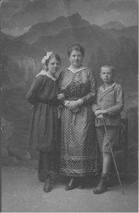 Otto mit Mutter und Schwester.